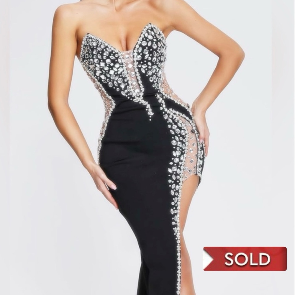 Elegant Black  Dress with Silver Accents. Adjustable Straps ✨